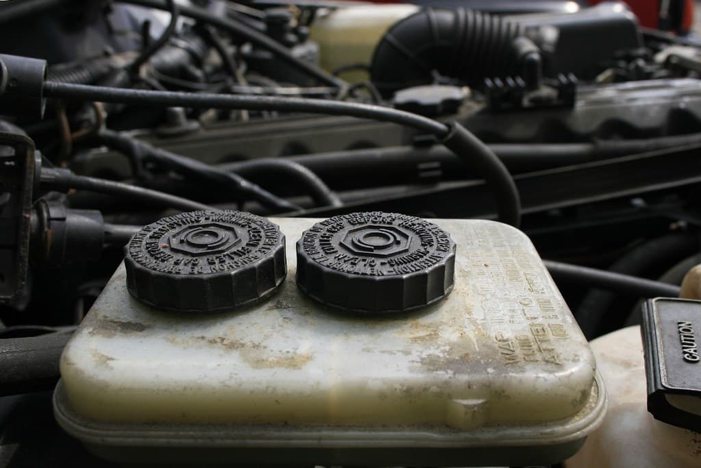 Brake fluid reservoir at the top of the master cylinder