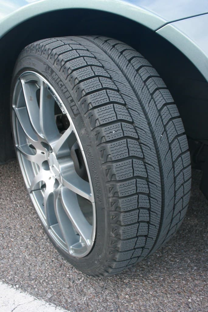 Ultra-high-performance tyre mounted on a forged wheel