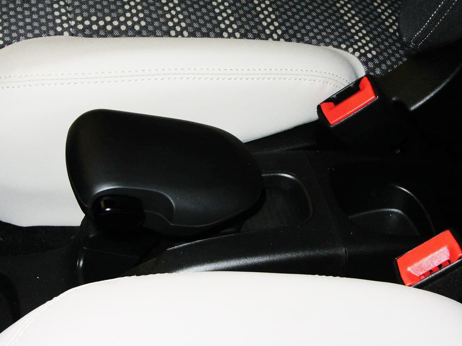 High-shouldered sports seat with deep lateral bolsters