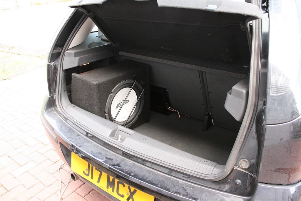Single 3 ohm driver in a sealed boot enclosure
